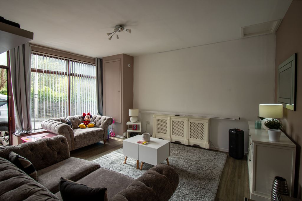 Property photo 3 of 13 Lounge
