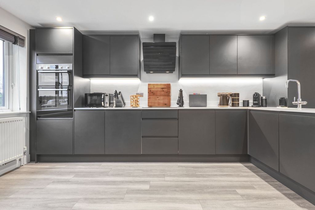 Property photo 3 of 27 Kitchen