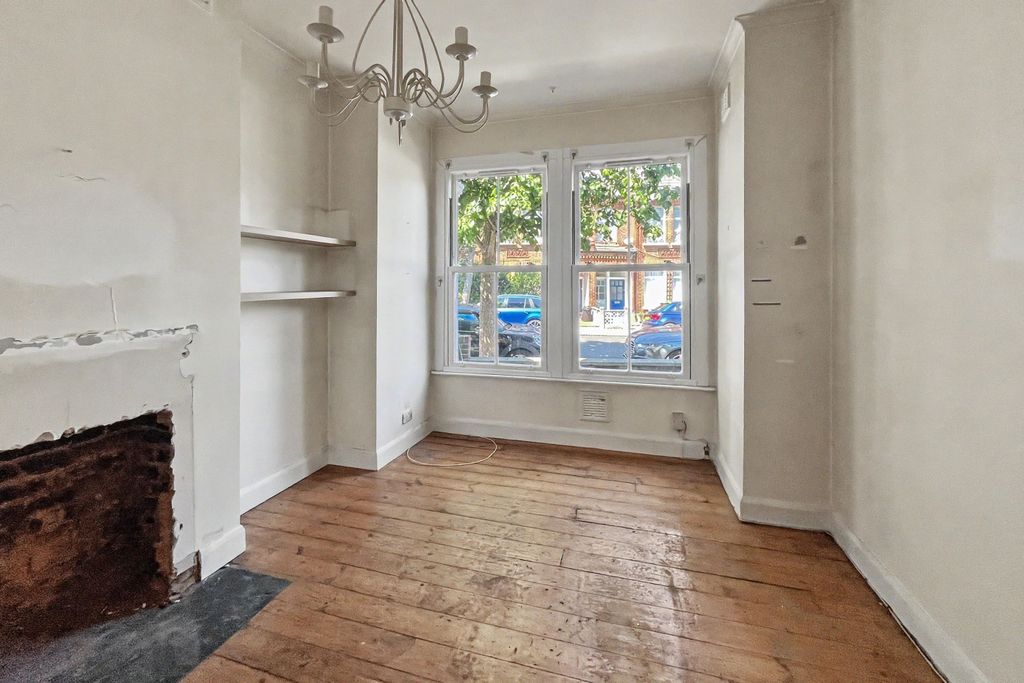 Property photo 2 of 14 123A Boundaries Road, Balham, London, Sw12 8HD
