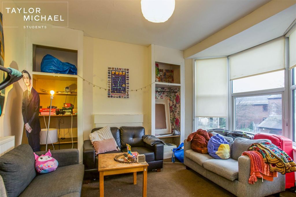 Property photo 3 of 16 Living Room