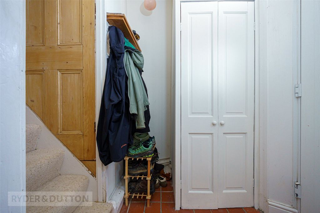Property photo 2 of 18 Entrance Hall