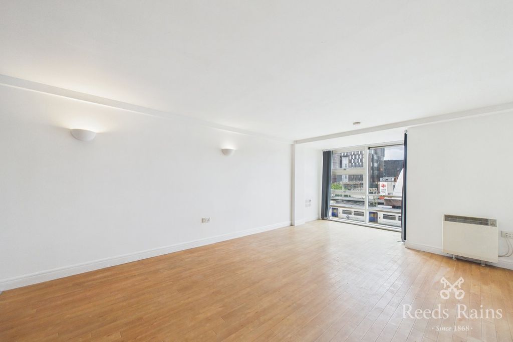 Property photo 2 of 11 Picture No. 32