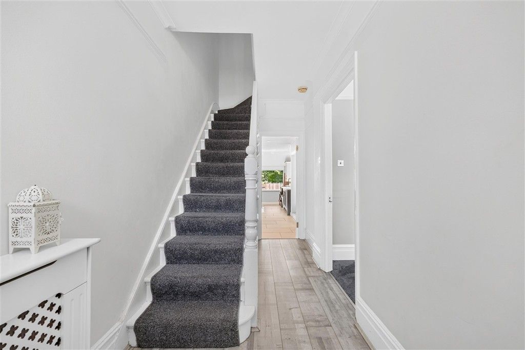 Property photo 2 of 11 Hallway