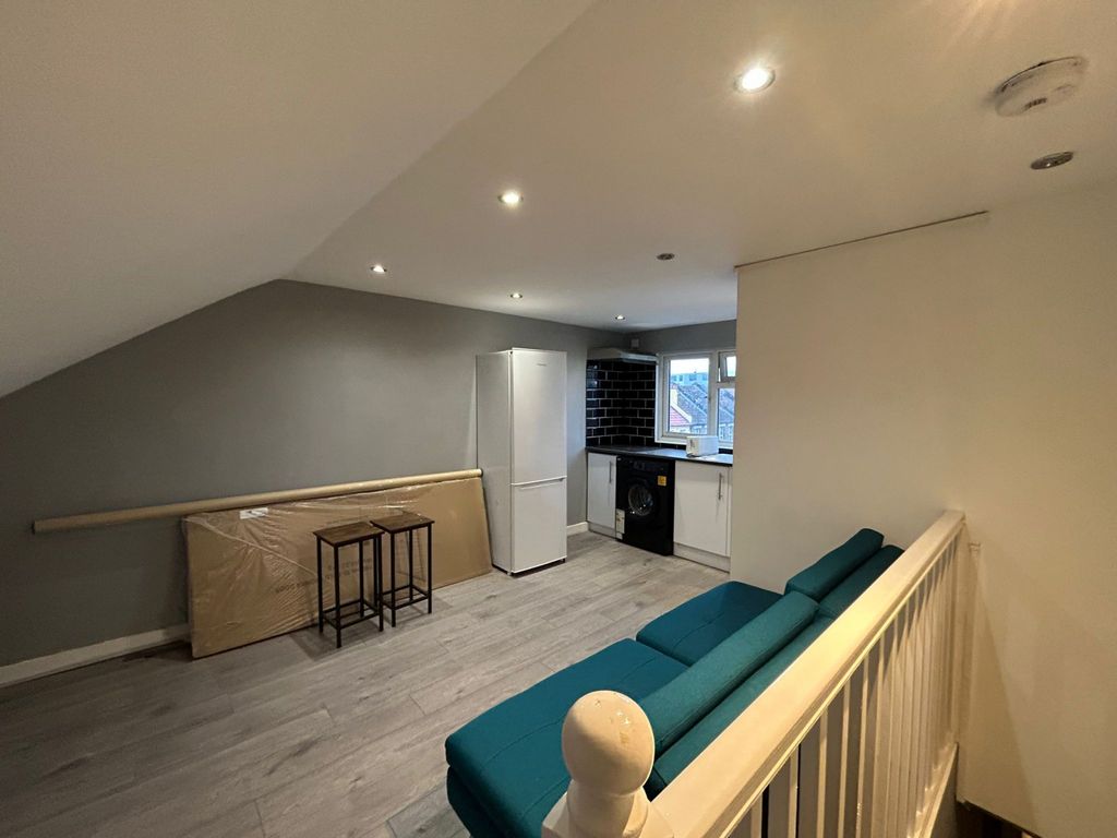 Property photo 1 of 4 1 Bed Studio To Rent Kingsley Road, Hounslow Tw3