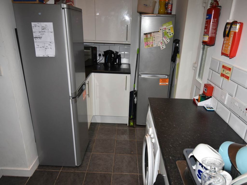 Property photo 3 of 12 Kitchen 2