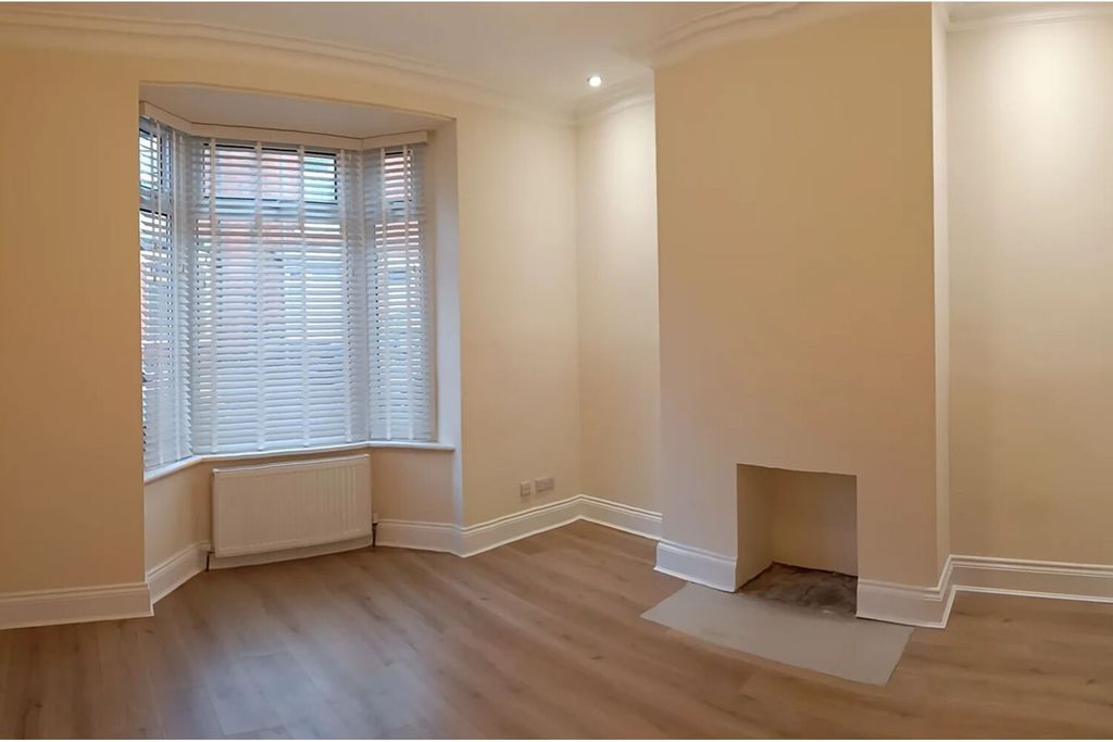 Property photo 2 of 9 Living / Dining Room