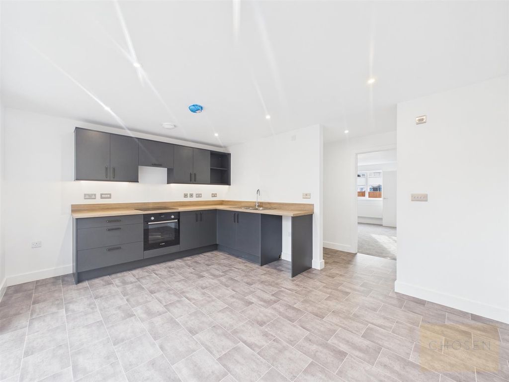 Property photo 3 of 11 Cam01118G0-Pr0440-Still005.Jpg