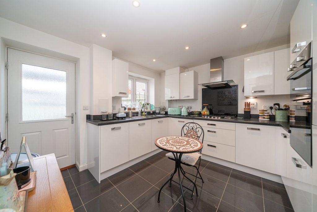 Property photo 2 of 21