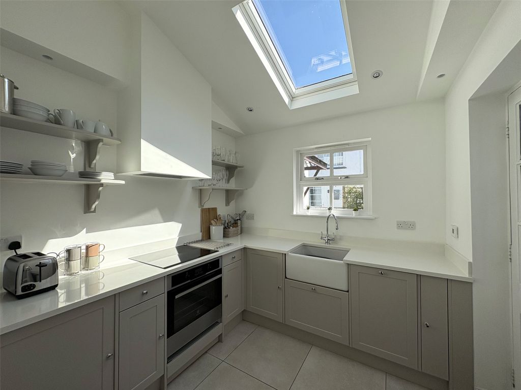 Property photo 3 of 18 Kitchen
