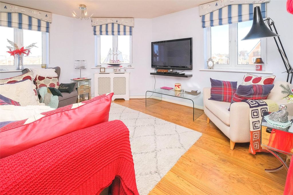 Property photo 2 of 15 Lounge