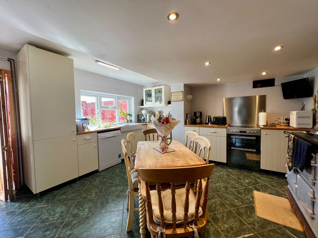 Property photo 3 of 20 Kitchen / Breakfast Room