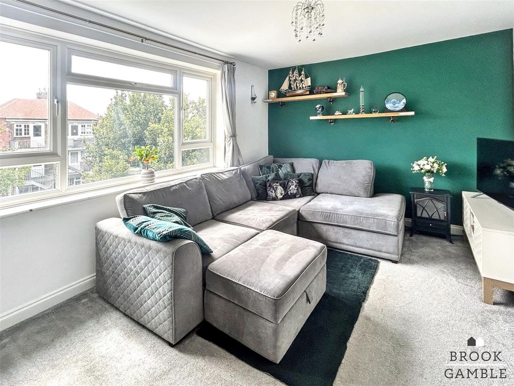 Property photo 2 of 9 01323 438506