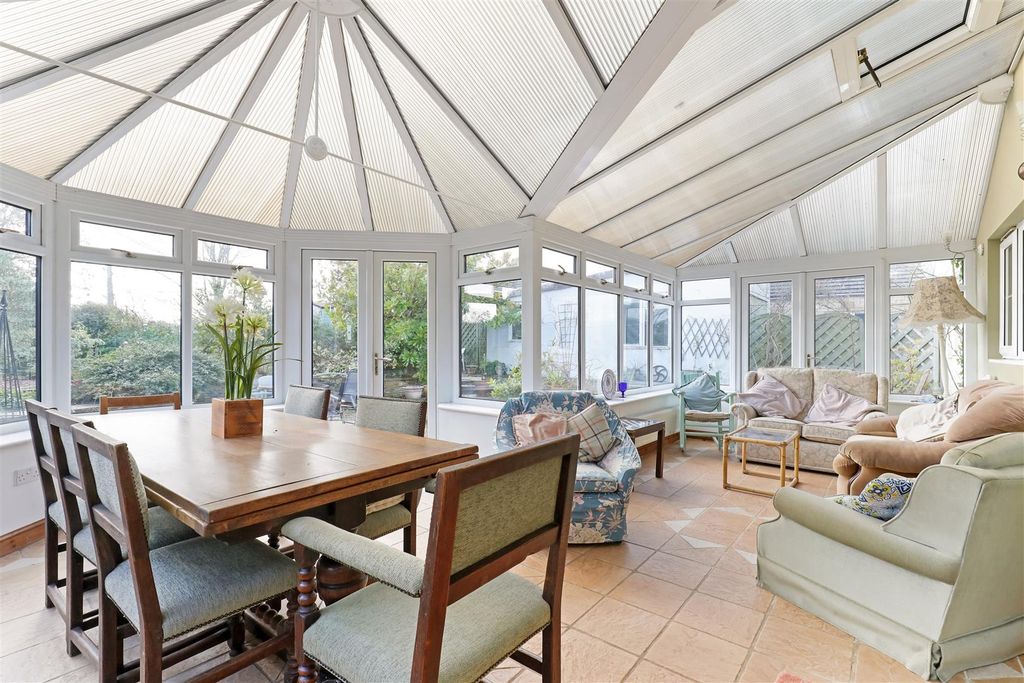 Property photo 3 of 21 Ph33_6337489.Jpg