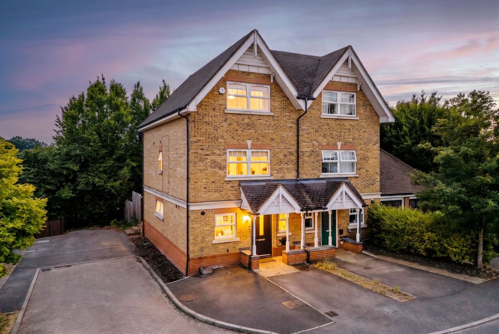 Property photo 1 of 16 Barkers Meadow