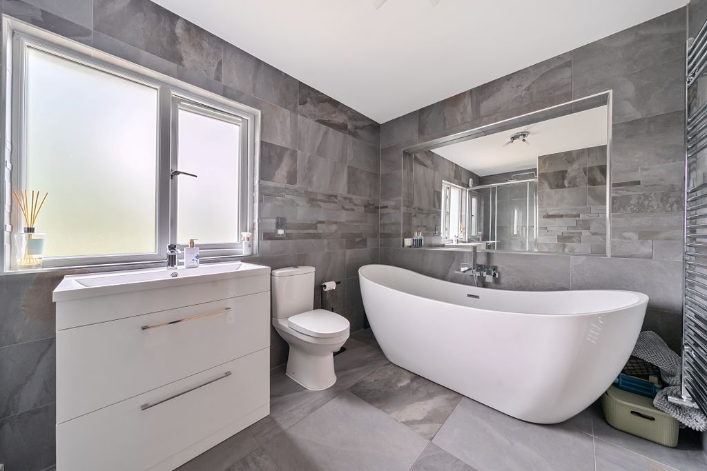 Property photo 3 of 18 Bathroom