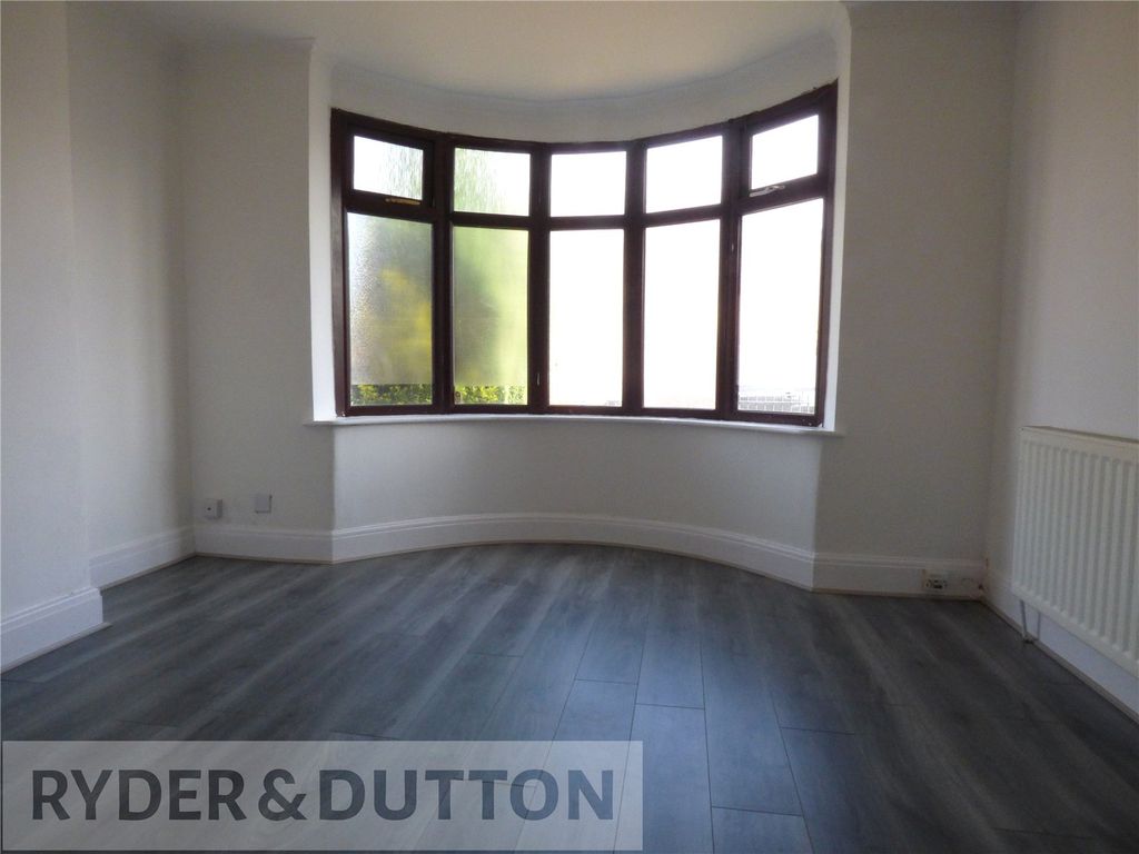 Property photo 3 of 17 Lounge