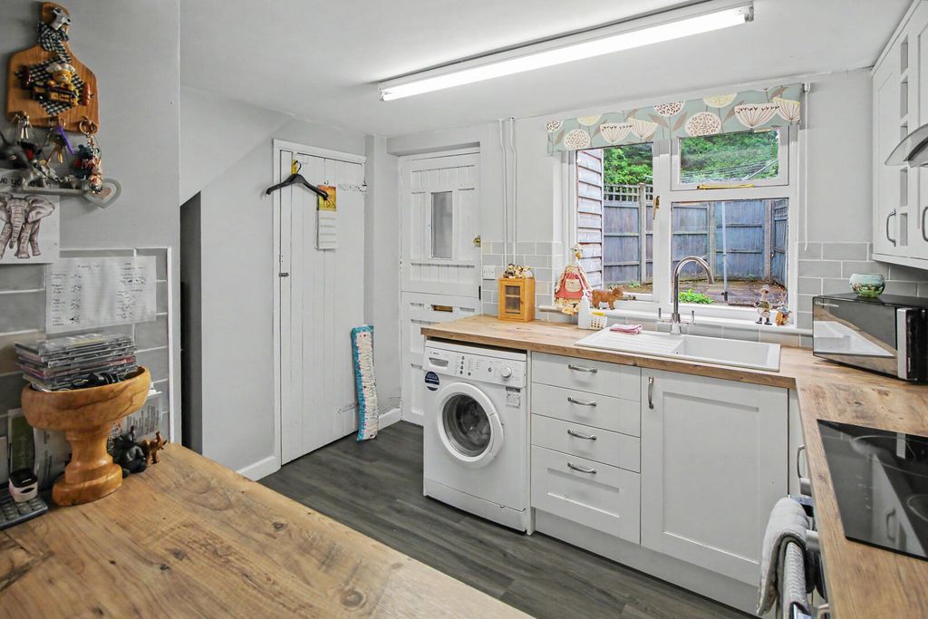 Property photo 3 of 11 Kitchen