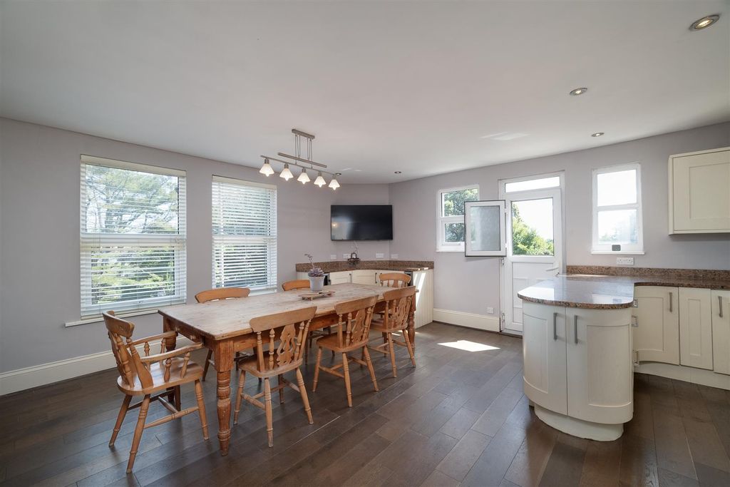 Property photo 3 of 30 Kitchen/Breakfast Room