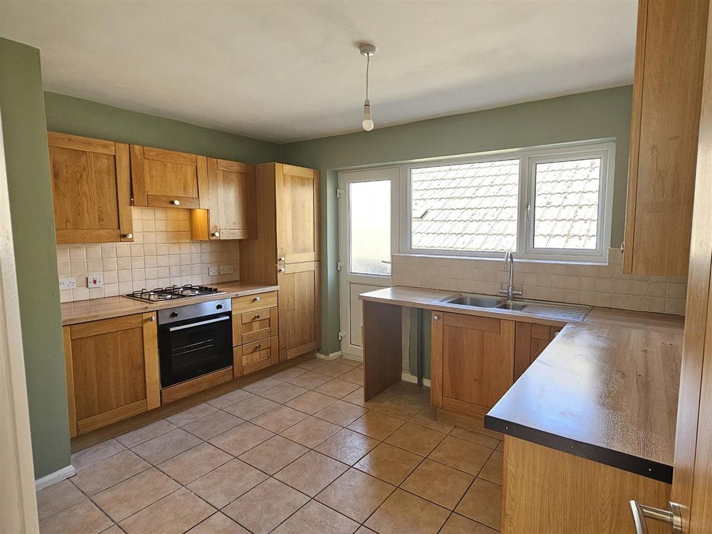 Property photo 3 of 10 Kitchen/Breakfast Room: