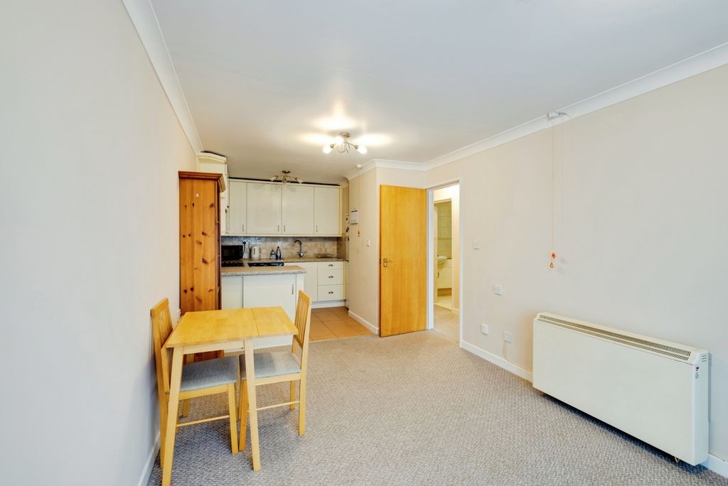 Property photo 3 of 11 Lounge