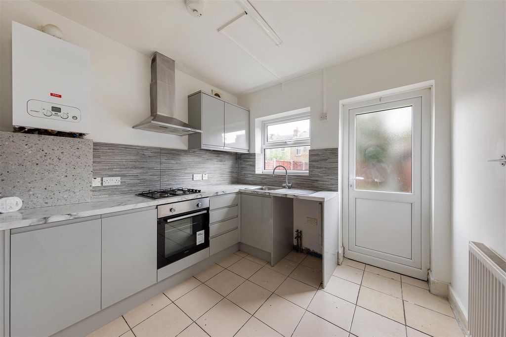 Property photo 3 of 19 Morley Road, E10