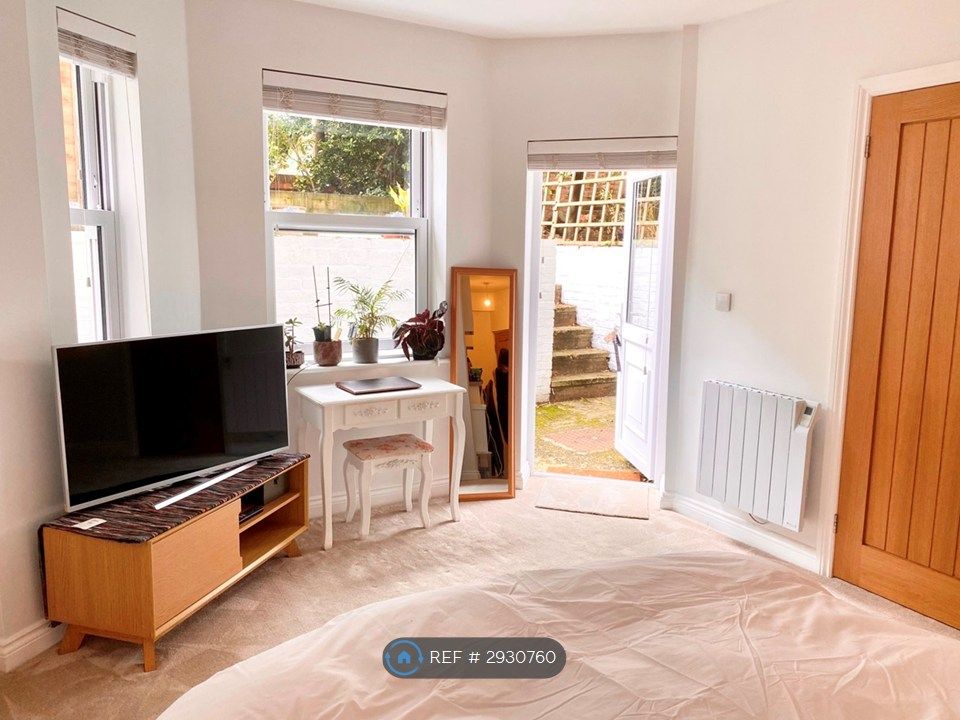 Property photo 1 of 9 Living Space