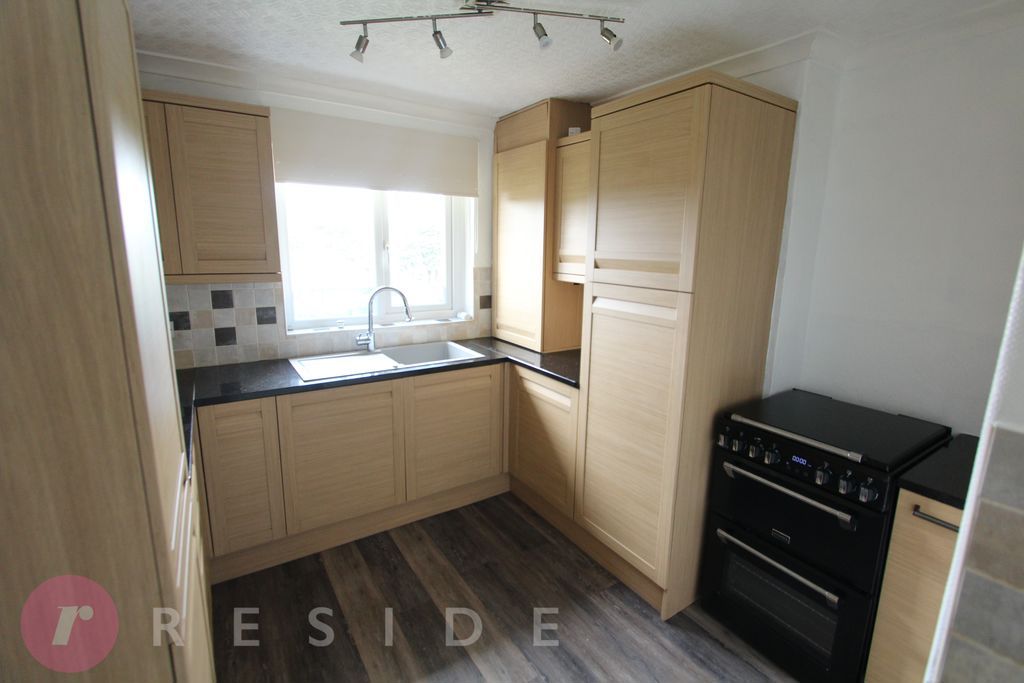 Property photo 3 of 11 Kitchen