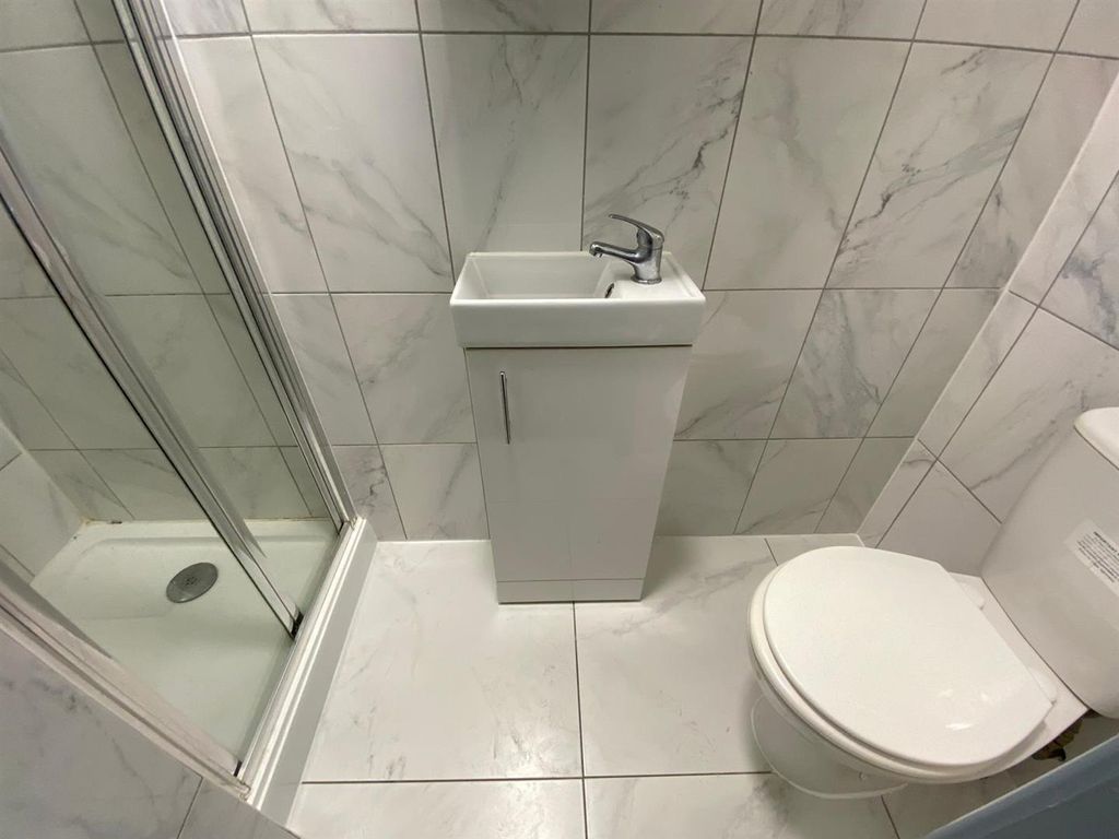 Property photo 2 of 11 Ensuite Shower Room 3