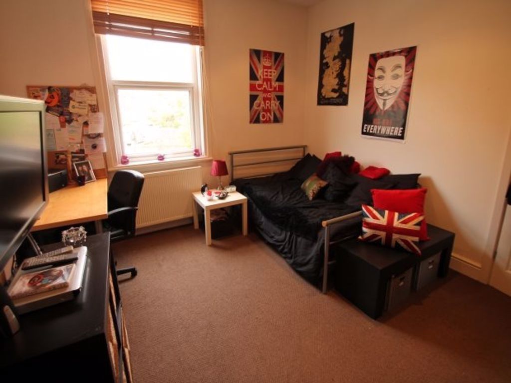Property photo 2 of 9 A Cozy And Well-Maintained Bedroom Featuring A Com...