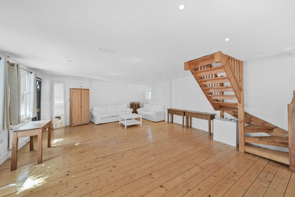 Property photo 1 of 20 Osten Mews