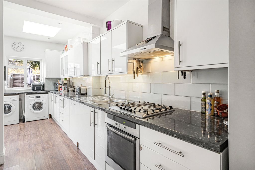 Property photo 3 of 17 Kitchen