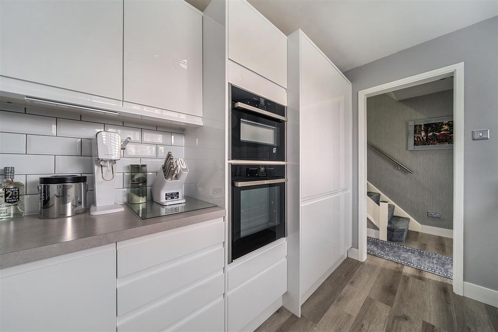 Property photo 3 of 19 Kitchen