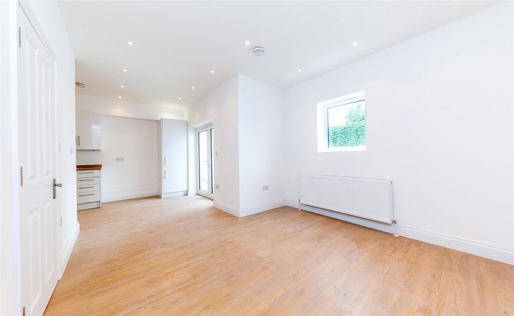 Property photo 2 of 12 Picture No. 11
