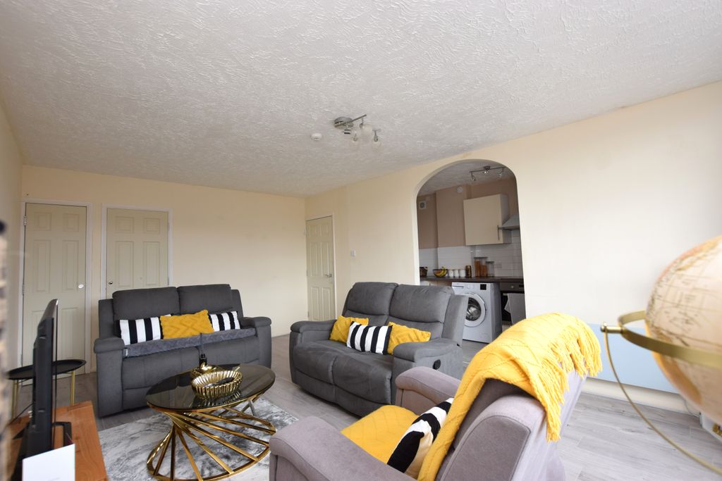 Property photo 2 of 10 Lounge 1