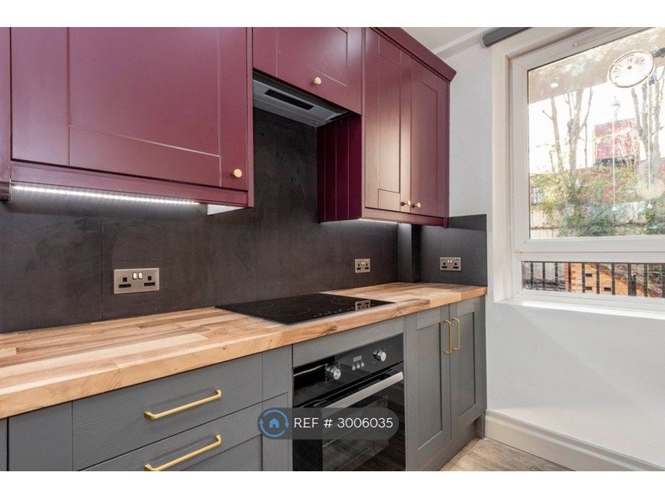Property photo 3 of 11 Kitchen