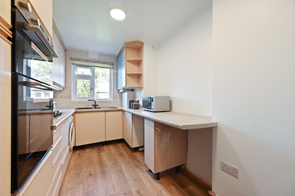 Property photo 3 of 7 Cs - 269 Kings Road - Kitchena3 (1)