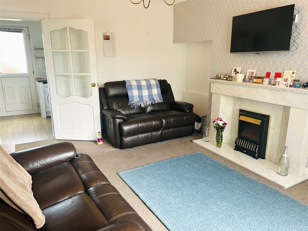 Property photo 3 of 11 Lounge