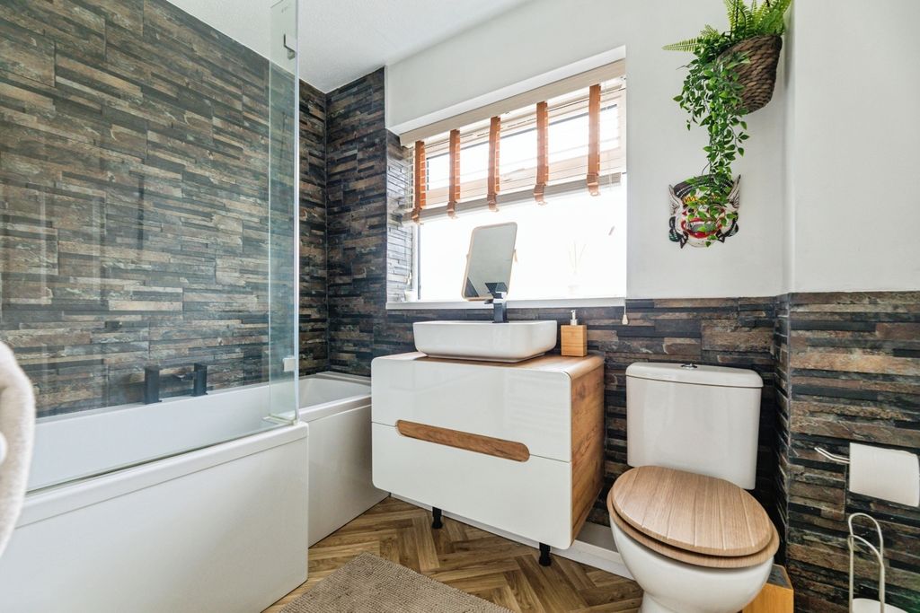 Property photo 3 of 16 Pbox-Bathroom-342154.Jpg