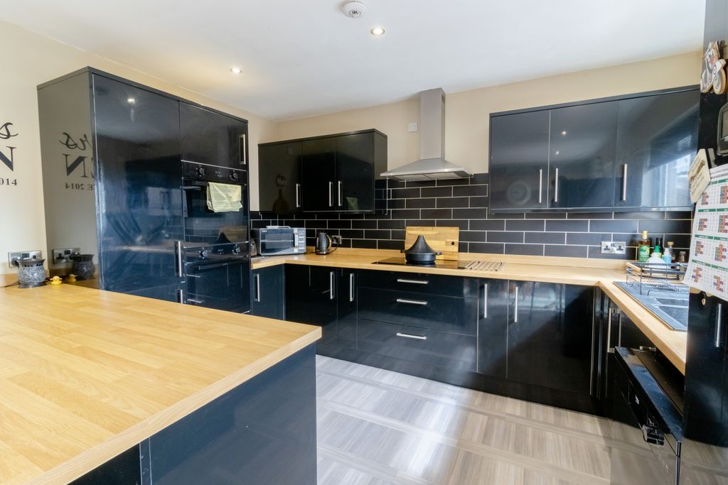 Property photo 2 of 27 Kitchen