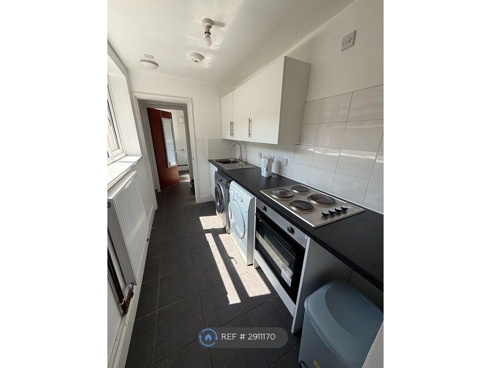 Property photo 3 of 12 Kitchen