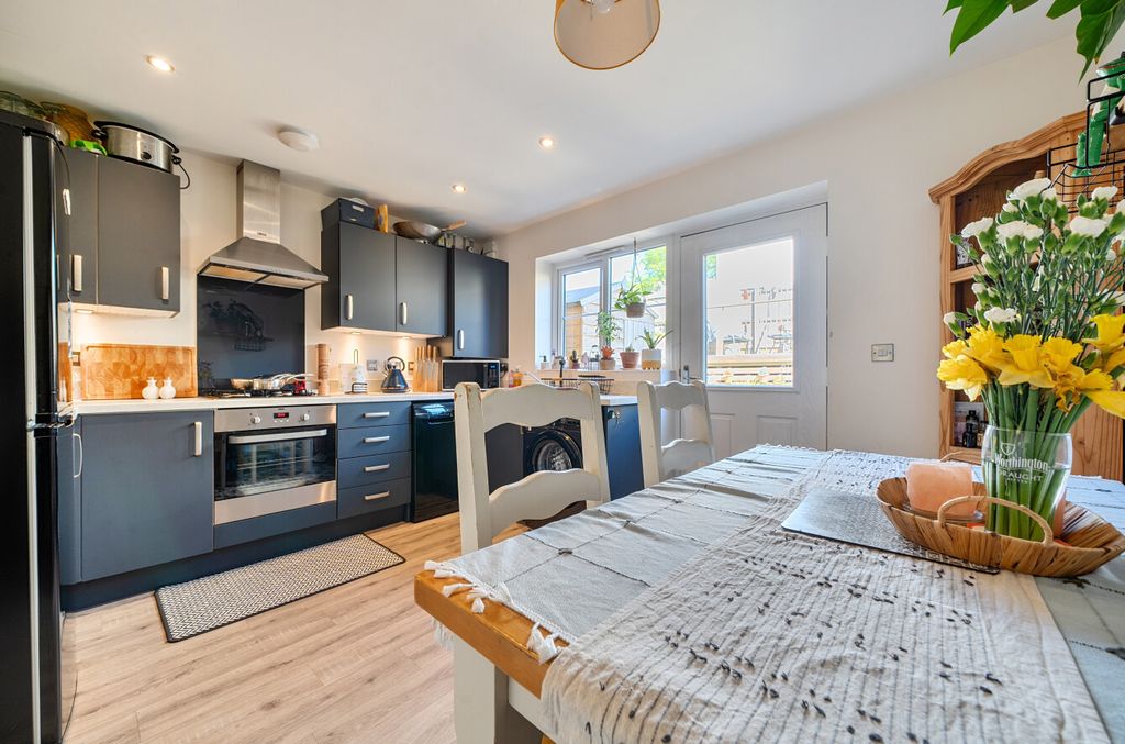 Property photo 2 of 12 2 - 1449308-10-69Eb49...