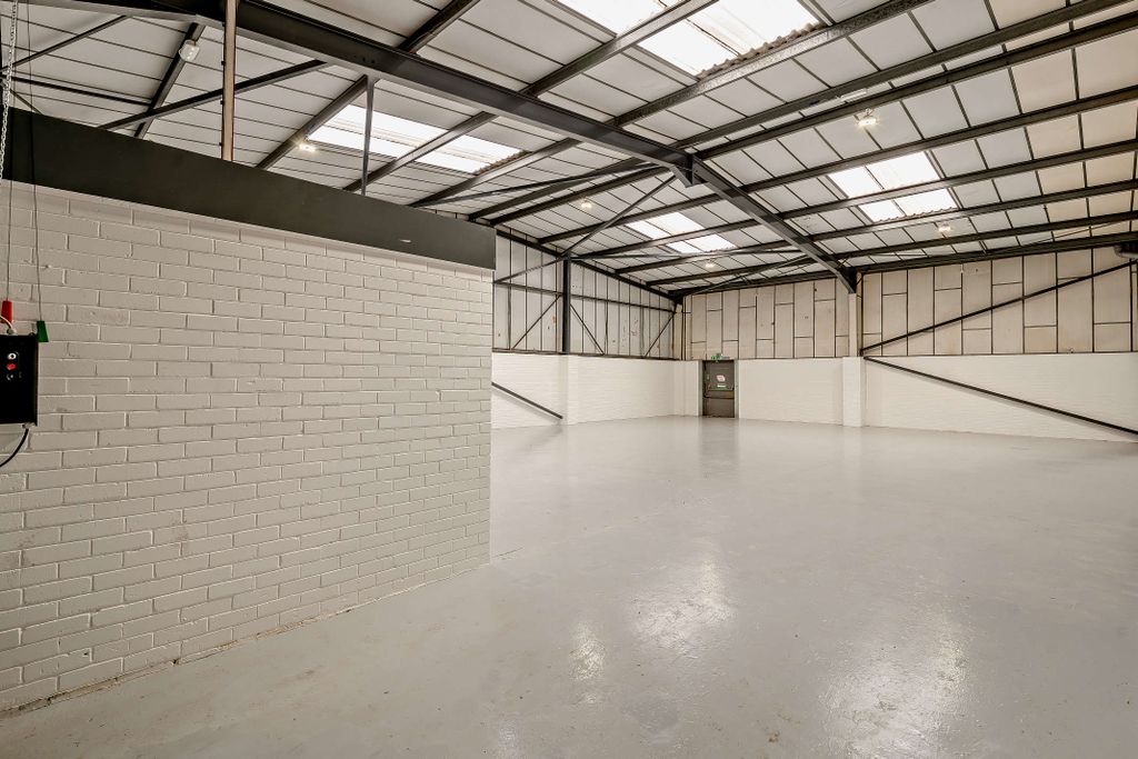 Property photo 3 of 21 8661837-Interior04-800