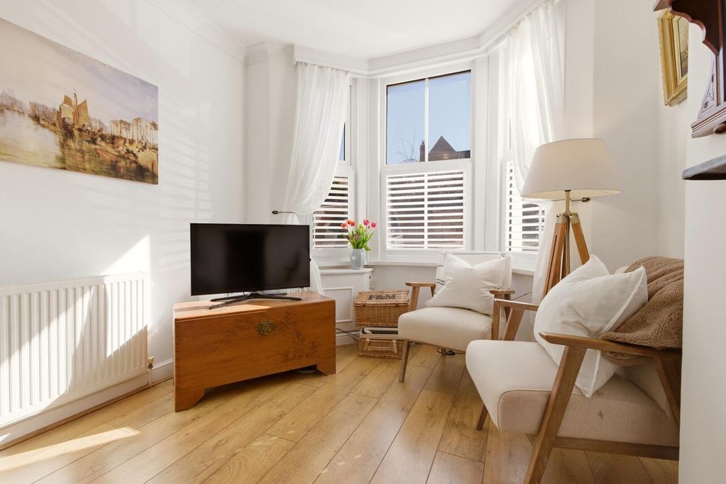 Property photo 3 of 18 Living Room