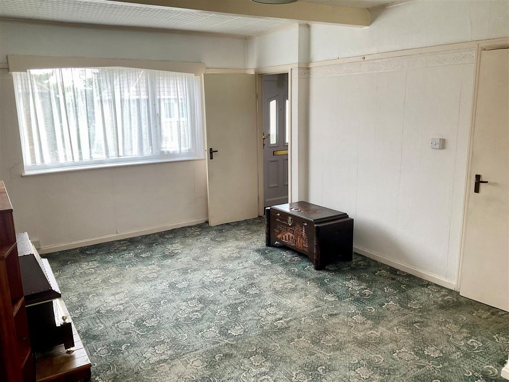 Property photo 2 of 11 Lounge.Jpg