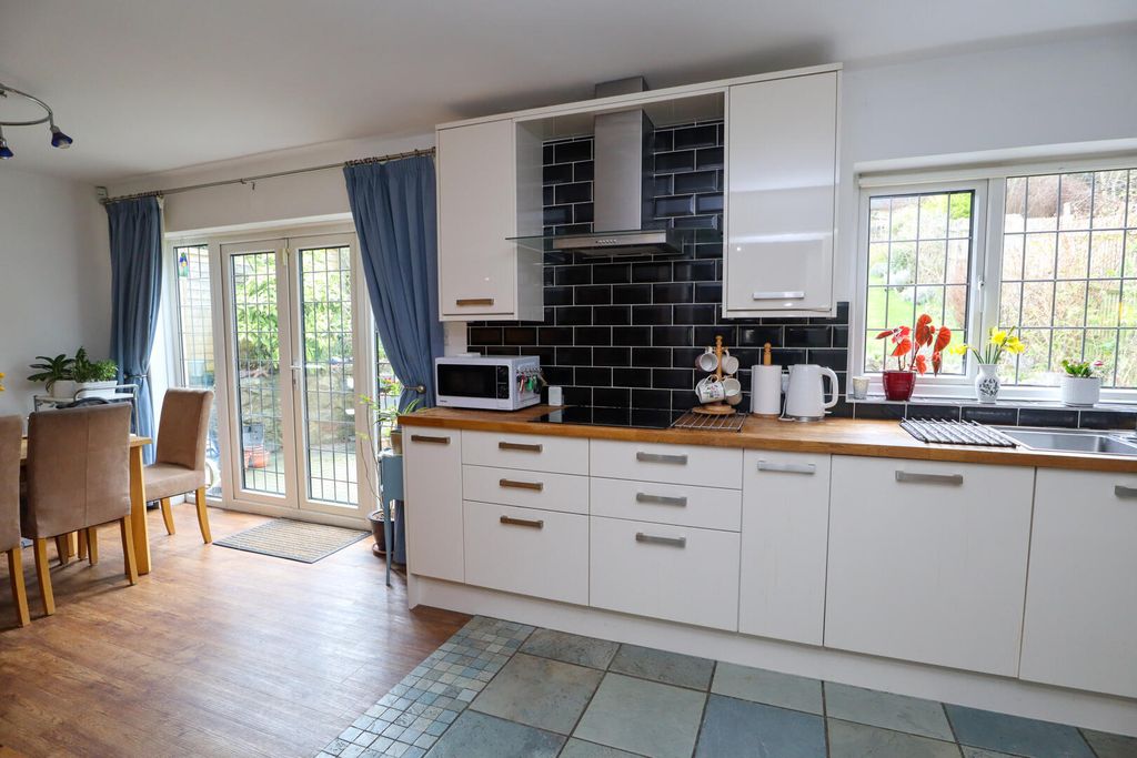 Property photo 3 of 23 Kitchen