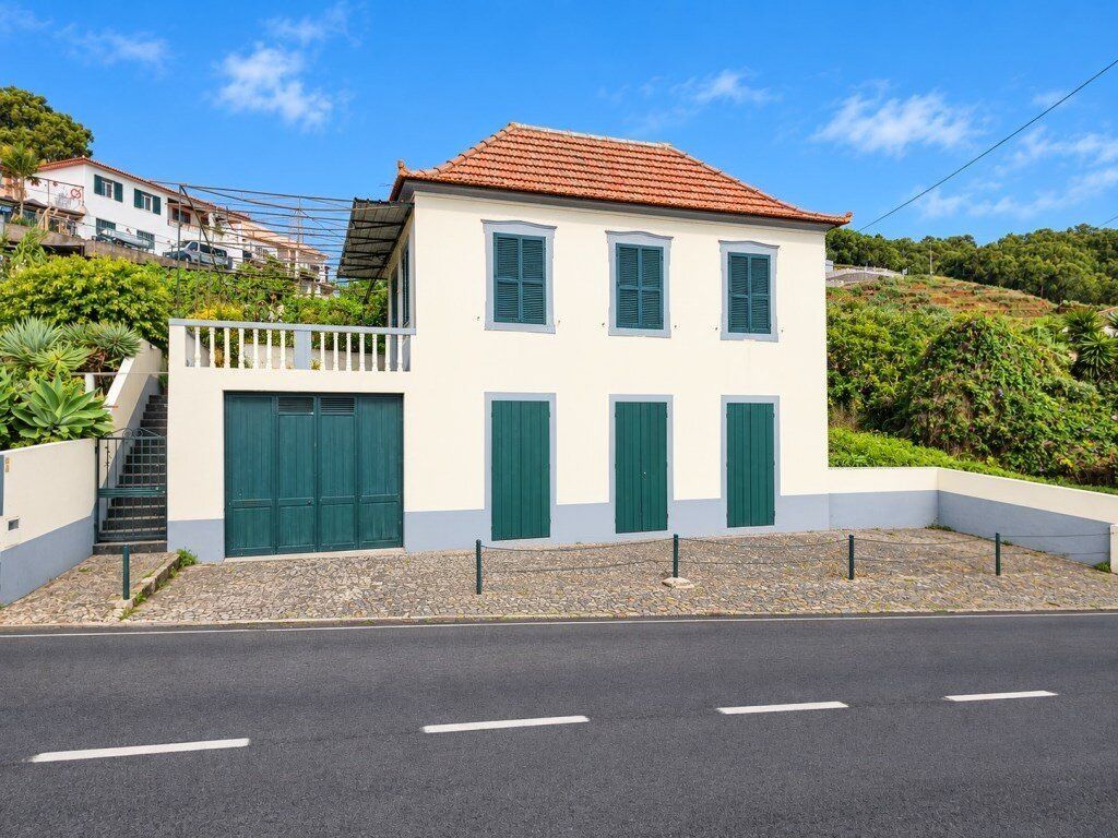 Property photo 1 of 26 Detached V3 Villa In Caniço - Sea View And Excellent Investment Potential