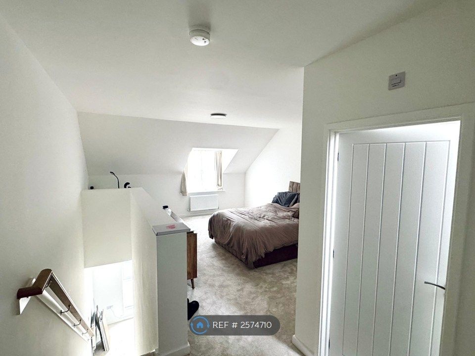 Property photo 2 of 9 Massive Ensuite Room