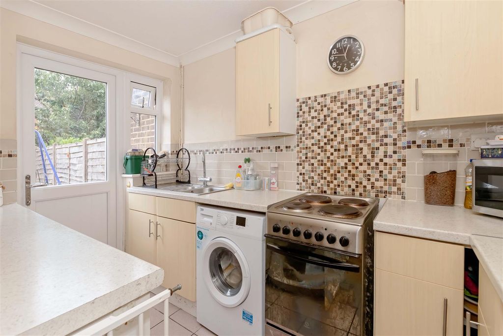 Property photo 2 of 11 Vancouver Rd_8.Jpg