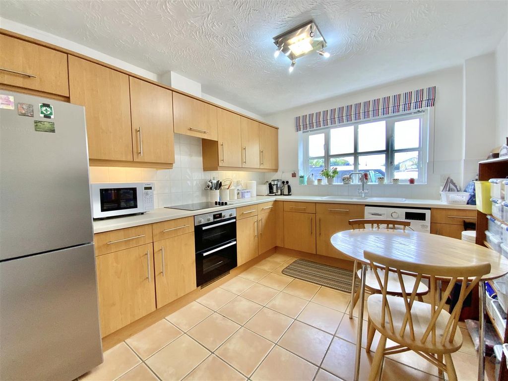 Property photo 3 of 12 Kitchen/ Dining Room