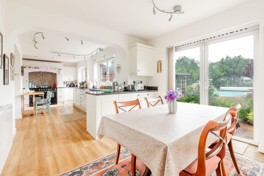 Property photo 3 of 39 A37